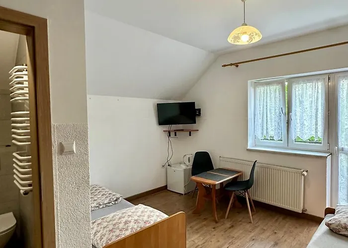 Goscinne Zloty Potok Jura Krakowsko Czestochowska Dom W Zaciszu Podworka בית חווה Potok Zloty