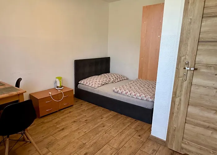 Goscinne Zloty Potok Jura Krakowsko Czestochowska Dom W Zaciszu Podworka בית חווה